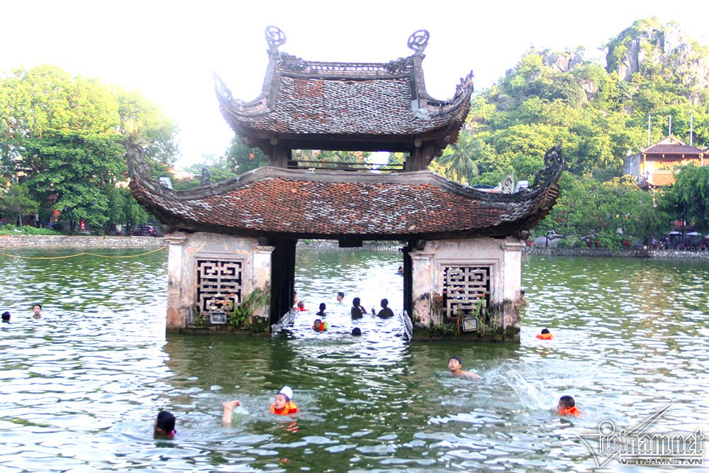 Hà Nội: Nhào lộn đã mắt ở ‘bể bơi’ nghìn năm tuổi ha noi nhao lon da mat o be boi nghin nam tuoi