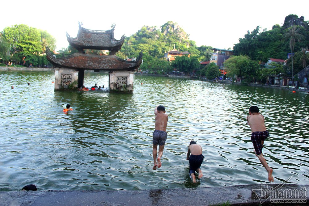 Hà Nội: Nhào lộn đã mắt ở ‘bể bơi’ nghìn năm tuổi ha noi nhao lon da mat o be boi nghin nam tuoi