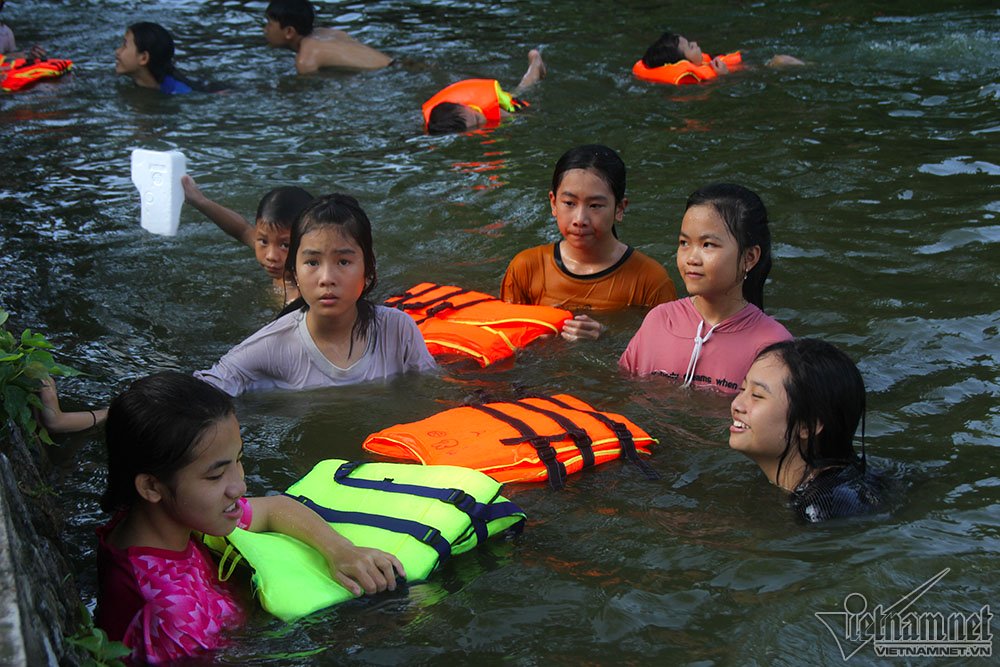 Hà Nội: Nhào lộn đã mắt ở ‘bể bơi’ nghìn năm tuổi ha noi nhao lon da mat o be boi nghin nam tuoi