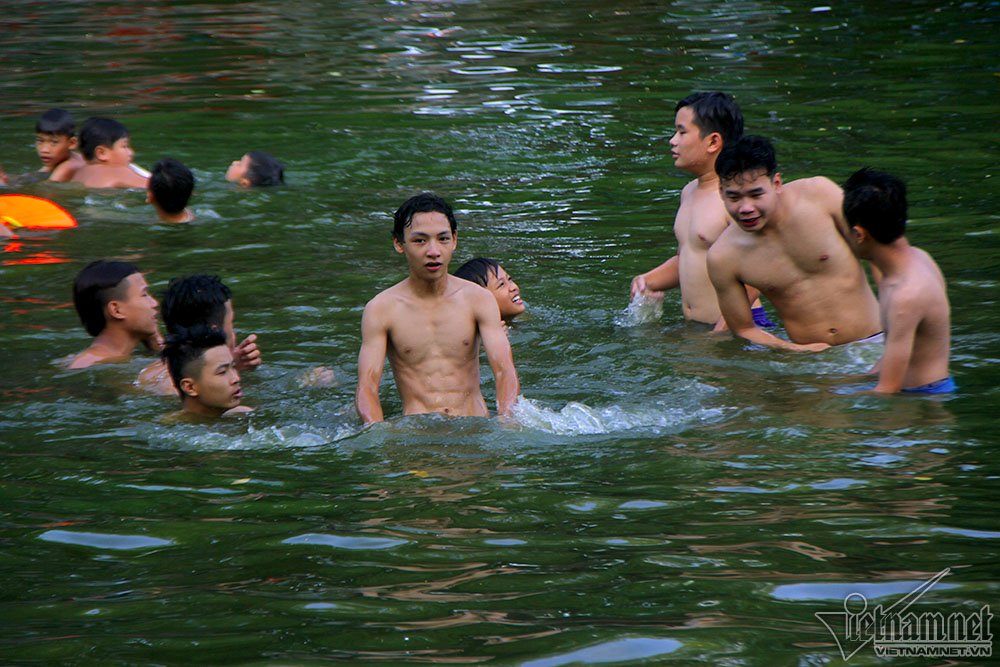 Hà Nội: Nhào lộn đã mắt ở ‘bể bơi’ nghìn năm tuổi ha noi nhao lon da mat o be boi nghin nam tuoi
