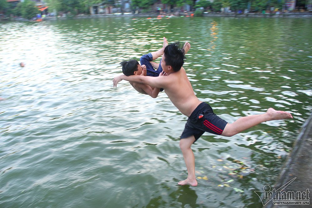 Hà Nội: Nhào lộn đã mắt ở ‘bể bơi’ nghìn năm tuổi ha noi nhao lon da mat o be boi nghin nam tuoi