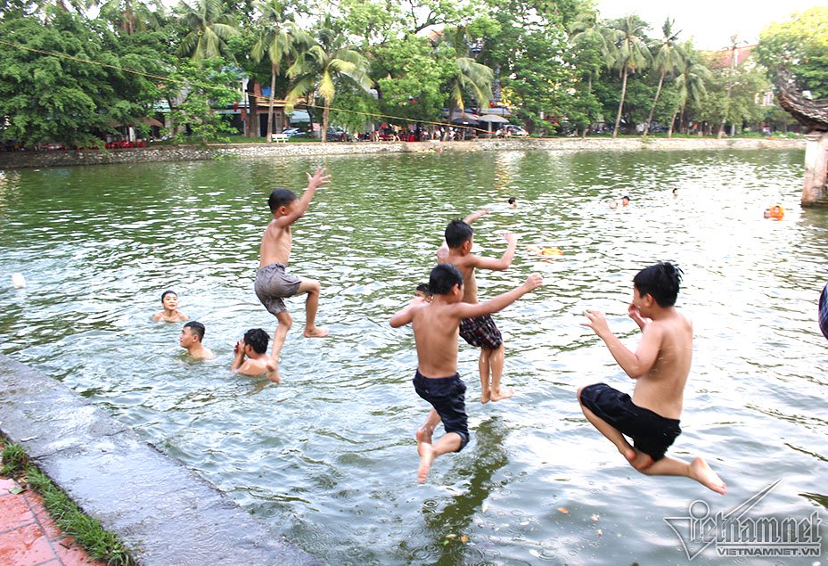Hà Nội: Nhào lộn đã mắt ở ‘bể bơi’ nghìn năm tuổi ha noi nhao lon da mat o be boi nghin nam tuoi
