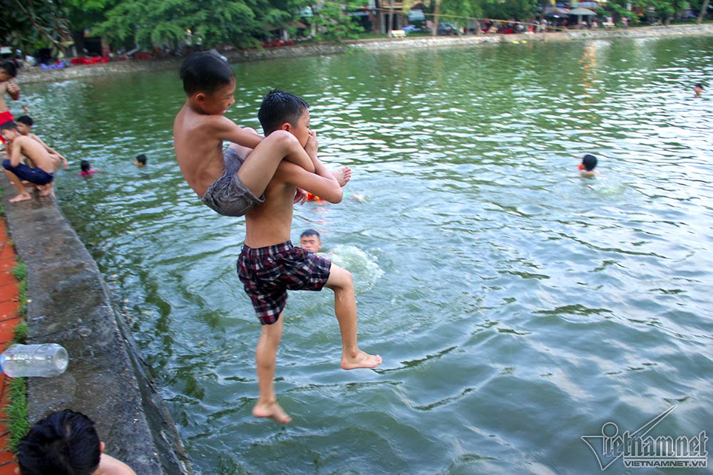 Hà Nội: Nhào lộn đã mắt ở ‘bể bơi’ nghìn năm tuổi ha noi nhao lon da mat o be boi nghin nam tuoi