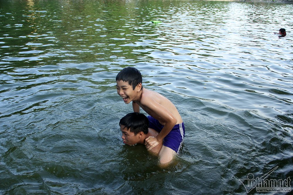 Hà Nội: Nhào lộn đã mắt ở ‘bể bơi’ nghìn năm tuổi ha noi nhao lon da mat o be boi nghin nam tuoi