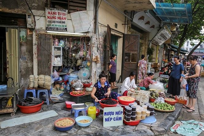 nguoi ha noi nhon nhip sam tet doan ngo ruou nep cam hut khach