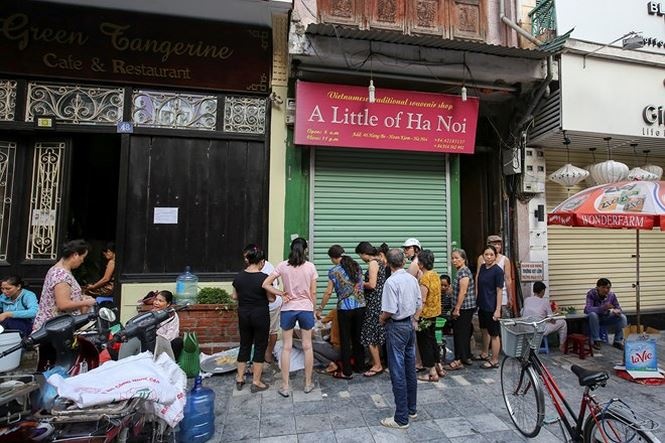 nguoi ha noi nhon nhip sam tet doan ngo ruou nep cam hut khach