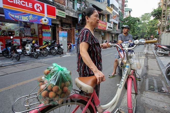 nguoi ha noi nhon nhip sam tet doan ngo ruou nep cam hut khach