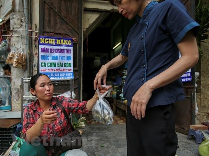 nguoi ha noi nhon nhip sam tet doan ngo ruou nep cam hut khach