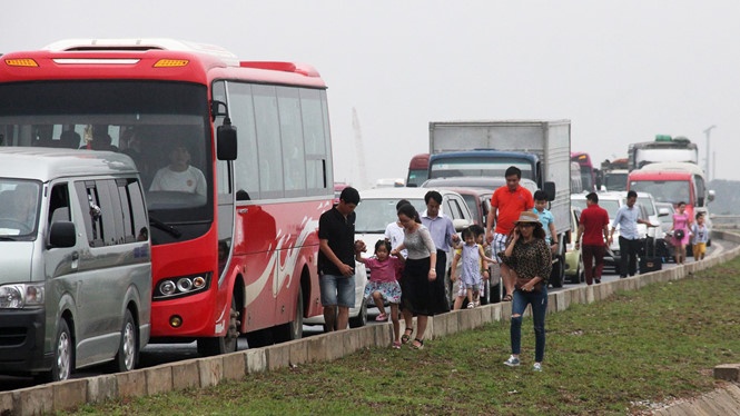 tin tuc du lich moi nhat duong den cat ba van tiep tuc un tac