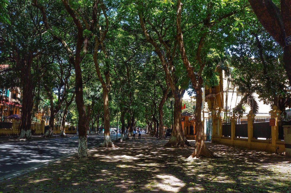 Du lịch nội đô ngày nóng đỉnh điểm: 'Nắng rát cháy người, nhưng hãy cảm ơn vì vẫn còn nhìn thấy bầu trời xanh' du lich noi do ngay nong dinh diem nang rat chay nguoi nhung hay cam on vi van con nhin thay bau troi xanh
