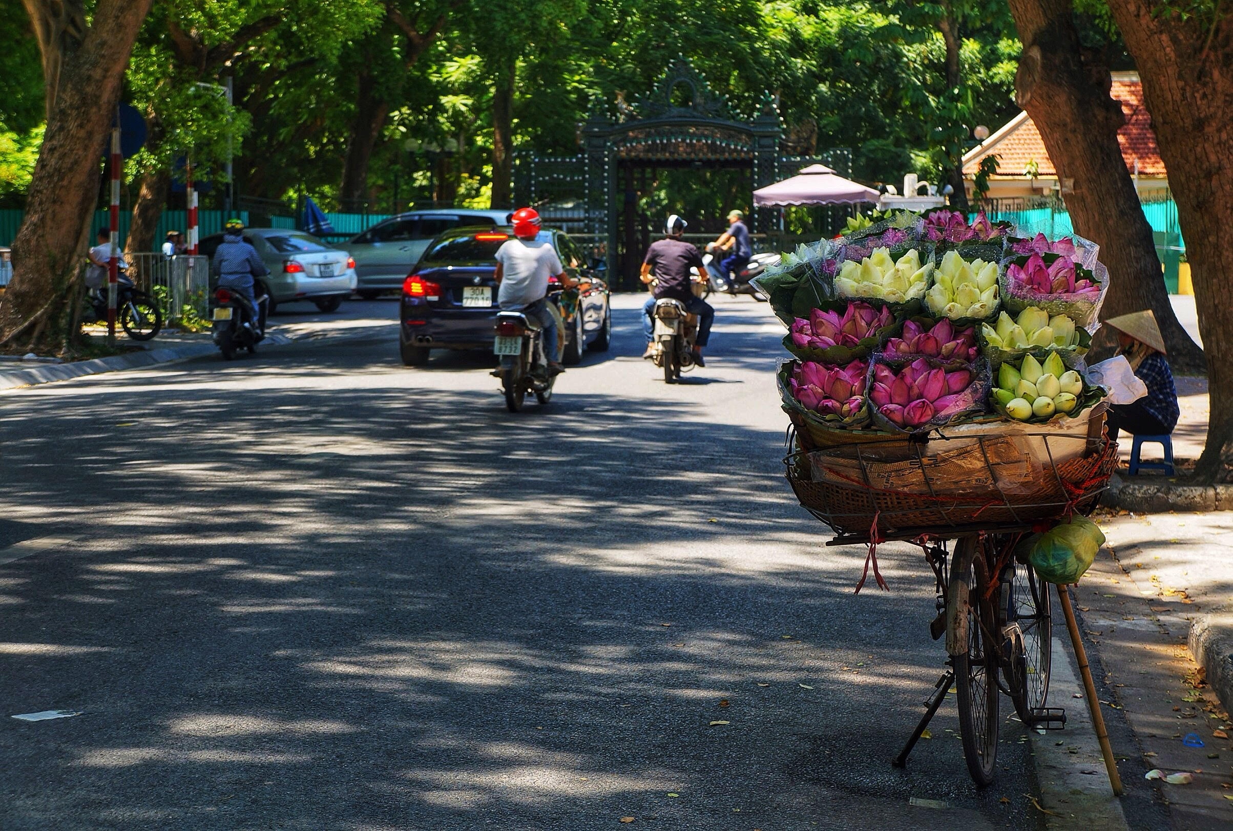Du lịch nội đô ngày nóng đỉnh điểm: 'Nắng rát cháy người, nhưng hãy cảm ơn vì vẫn còn nhìn thấy bầu trời xanh' du lich noi do ngay nong dinh diem nang rat chay nguoi nhung hay cam on vi van con nhin thay bau troi xanh