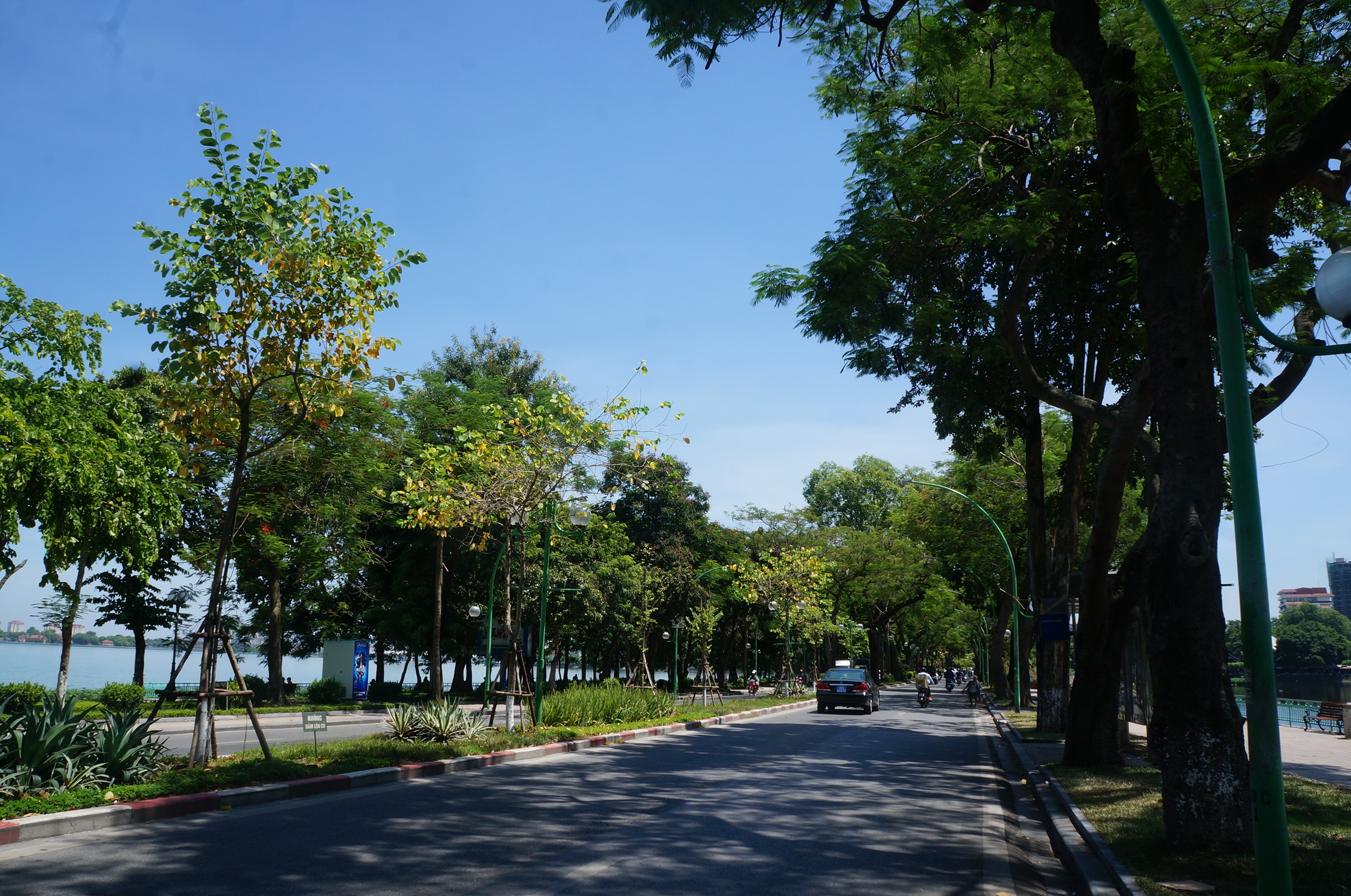 Du lịch nội đô ngày nóng đỉnh điểm: 'Nắng rát cháy người, nhưng hãy cảm ơn vì vẫn còn nhìn thấy bầu trời xanh' du lich noi do ngay nong dinh diem nang rat chay nguoi nhung hay cam on vi van con nhin thay bau troi xanh