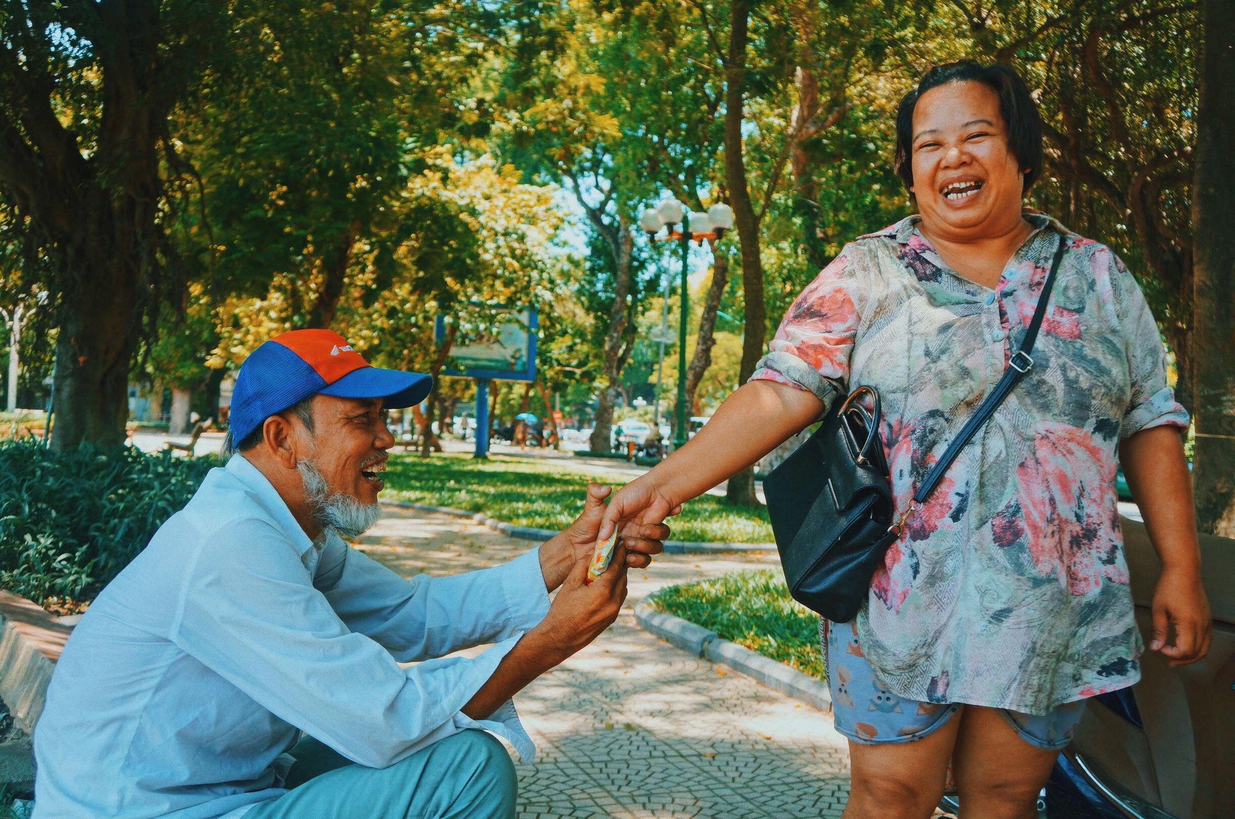 Du lịch nội đô ngày nóng đỉnh điểm: 'Nắng rát cháy người, nhưng hãy cảm ơn vì vẫn còn nhìn thấy bầu trời xanh' du lich noi do ngay nong dinh diem nang rat chay nguoi nhung hay cam on vi van con nhin thay bau troi xanh