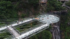 Rùng mình trên đài quan sát trong suốt ở Trung Quốc