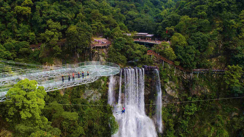 rung minh tren dai quan sat trong suot o trung quoc