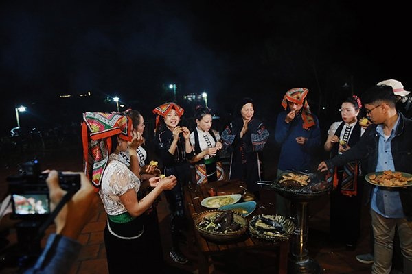 du hoc sinh viet quang ba du lich va am thuc viet ra the gioi