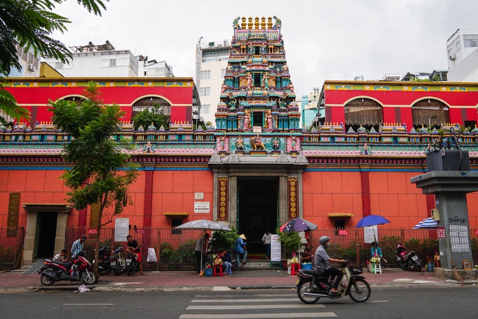 up mat vao da cau nguyen trong ngoi den an do o sai gon
