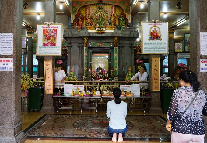 up mat vao da cau nguyen trong ngoi den an do o sai gon
