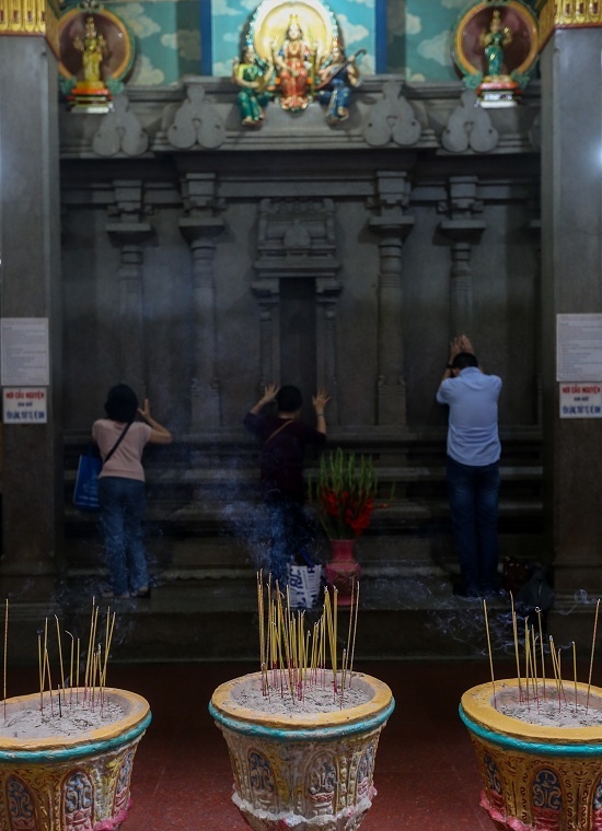 up mat vao da cau nguyen trong ngoi den an do o sai gon