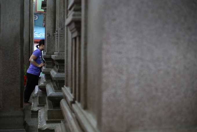 up mat vao da cau nguyen trong ngoi den an do o sai gon