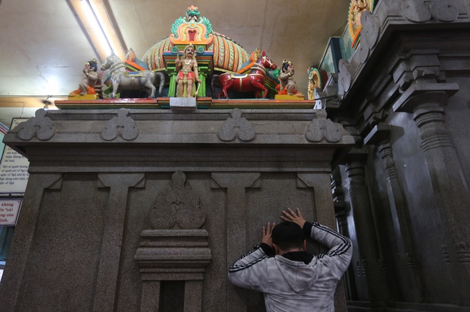 up mat vao da cau nguyen trong ngoi den an do o sai gon