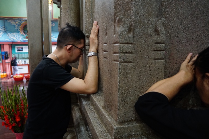 up mat vao da cau nguyen trong ngoi den an do o sai gon