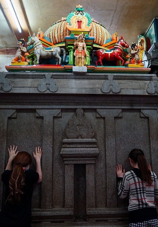 up mat vao da cau nguyen trong ngoi den an do o sai gon