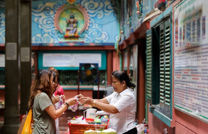 up mat vao da cau nguyen trong ngoi den an do o sai gon