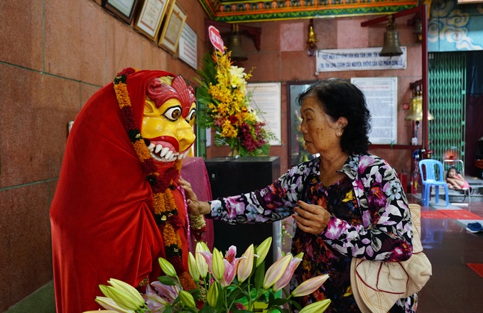 up mat vao da cau nguyen trong ngoi den an do o sai gon
