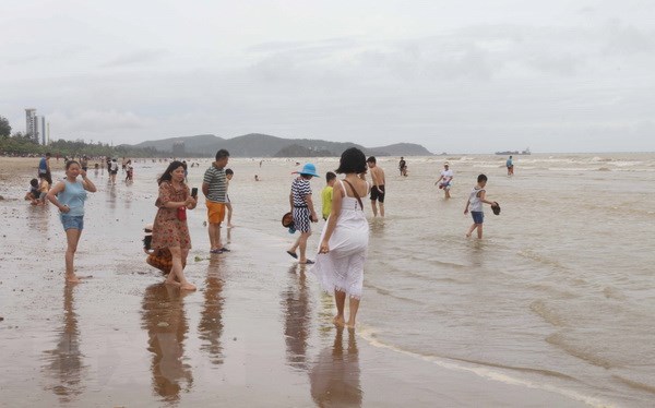 bao so 3 vua tan du lich bien cua lo nhon nhip tro lai
