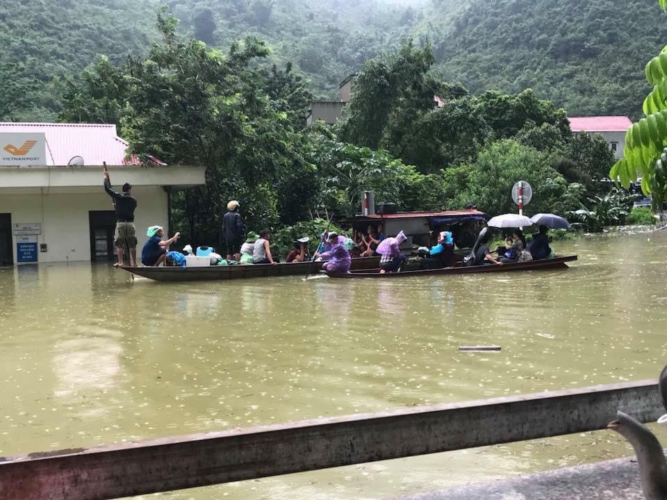 hoa binh tiep tuc mua lon giao thong bi chia cat khuyen cao du khach nen hoan moi ke hoach xem choi vao thoi diem nay