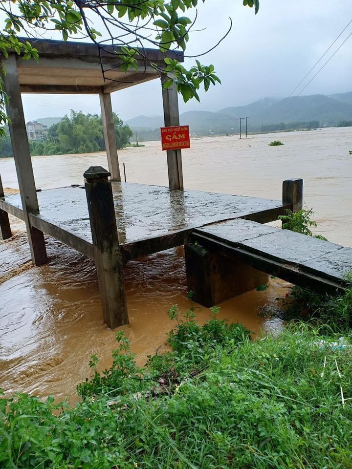 hoa binh tiep tuc mua lon giao thong bi chia cat khuyen cao du khach nen hoan moi ke hoach xem choi vao thoi diem nay