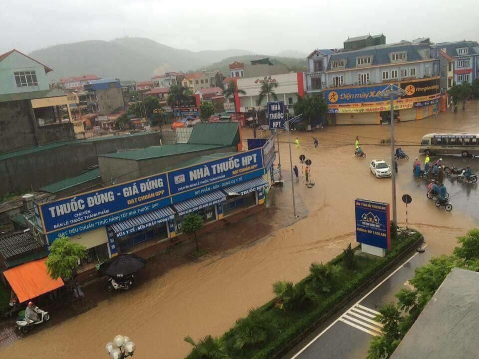 hoa binh tiep tuc mua lon giao thong bi chia cat khuyen cao du khach nen hoan moi ke hoach xem choi vao thoi diem nay