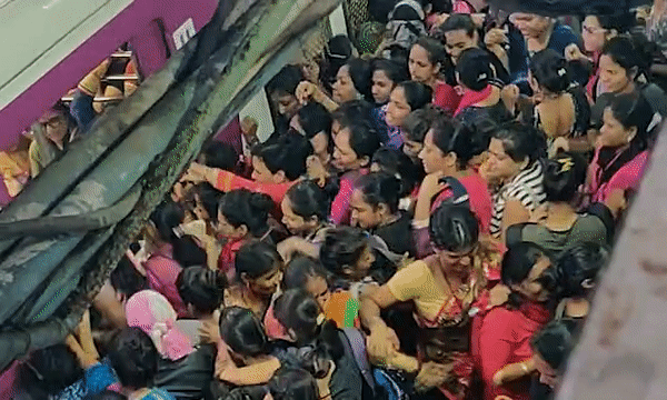 du khach ngat tho khi trai nghiem di tau o an do gio cao diem