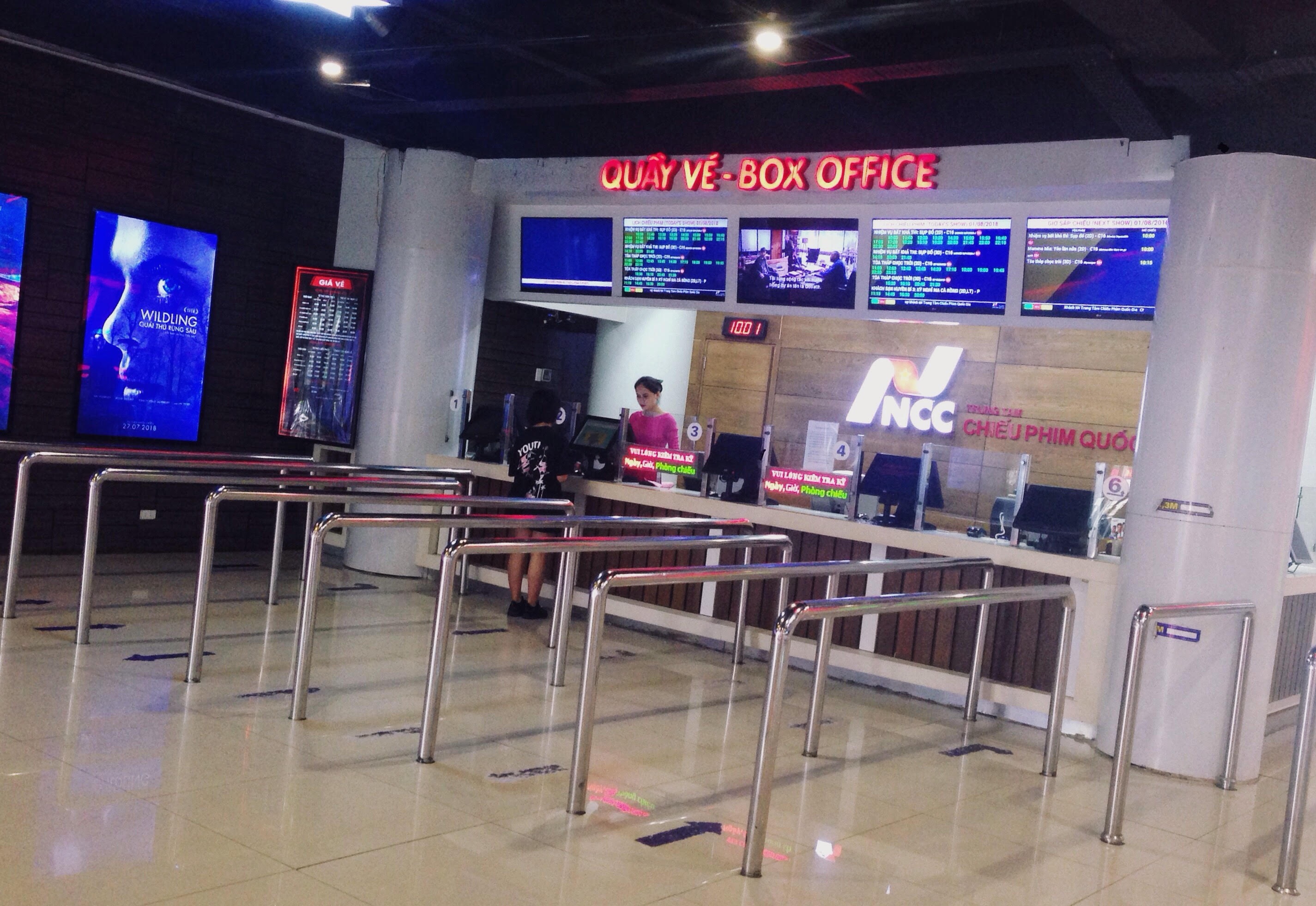 gioi tre ha noi ngo ngac khi biet trong rap chieu phim co gan camera giam sat