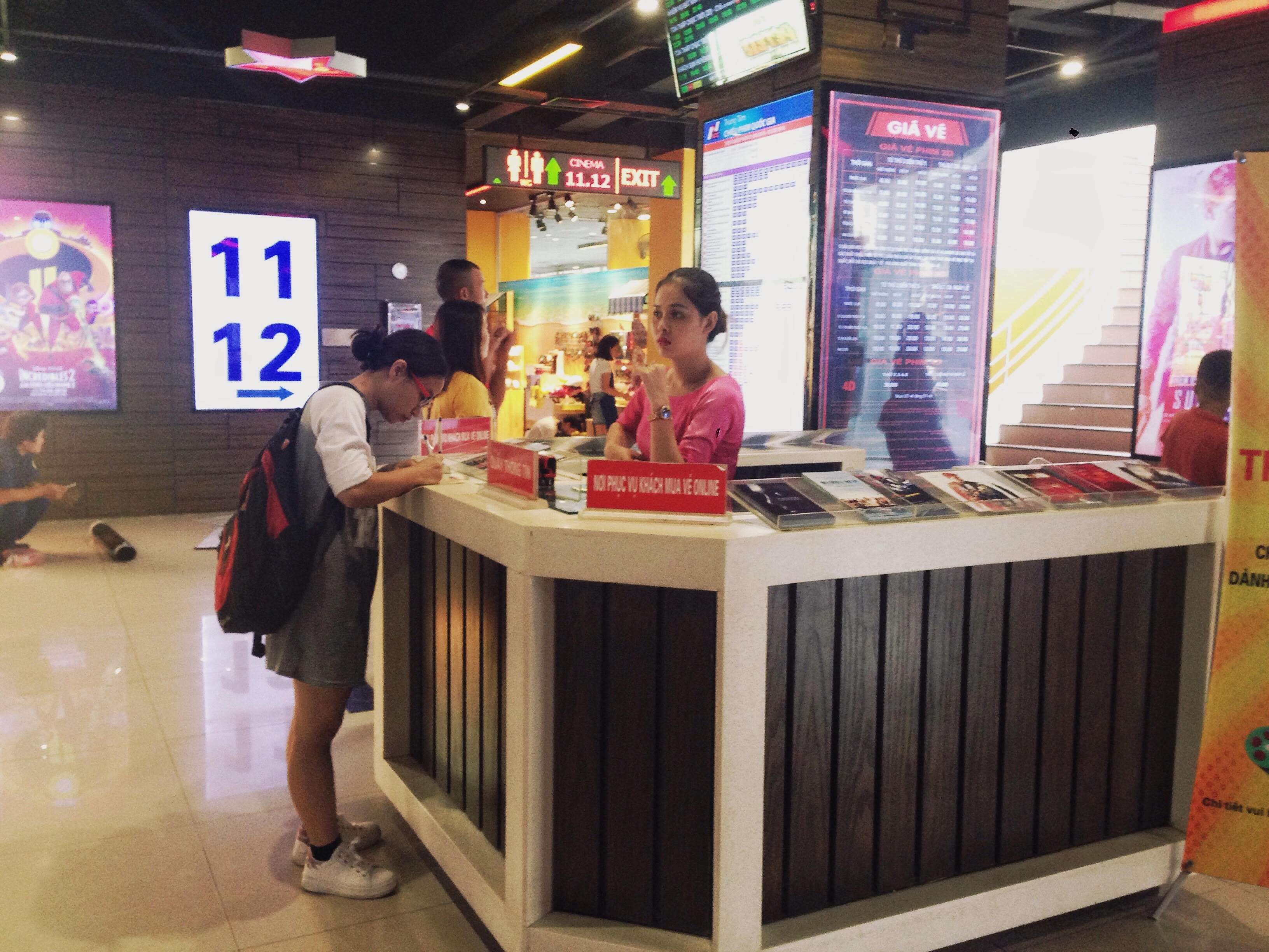 gioi tre ha noi ngo ngac khi biet trong rap chieu phim co gan camera giam sat