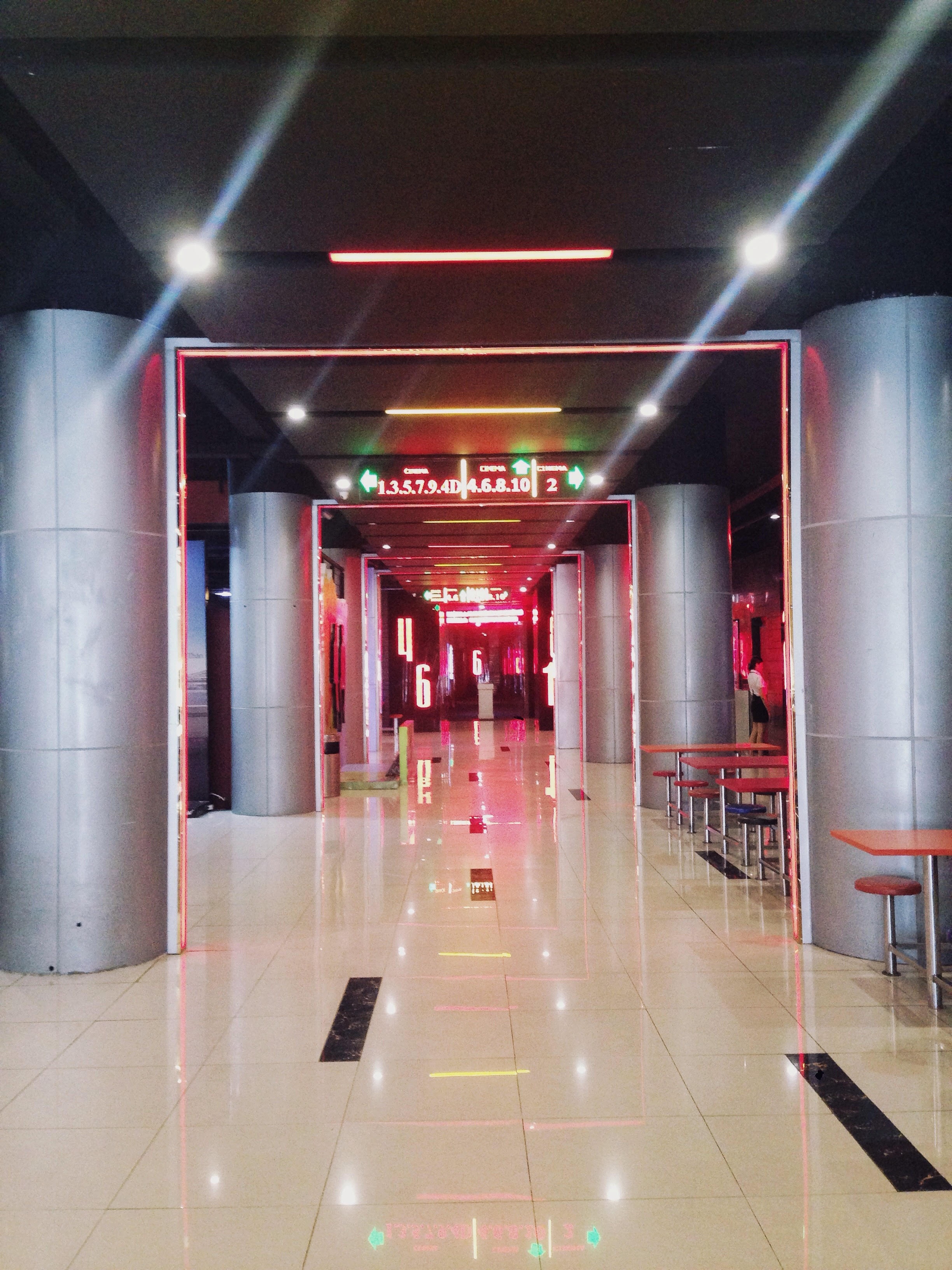 gioi tre ha noi ngo ngac khi biet trong rap chieu phim co gan camera giam sat