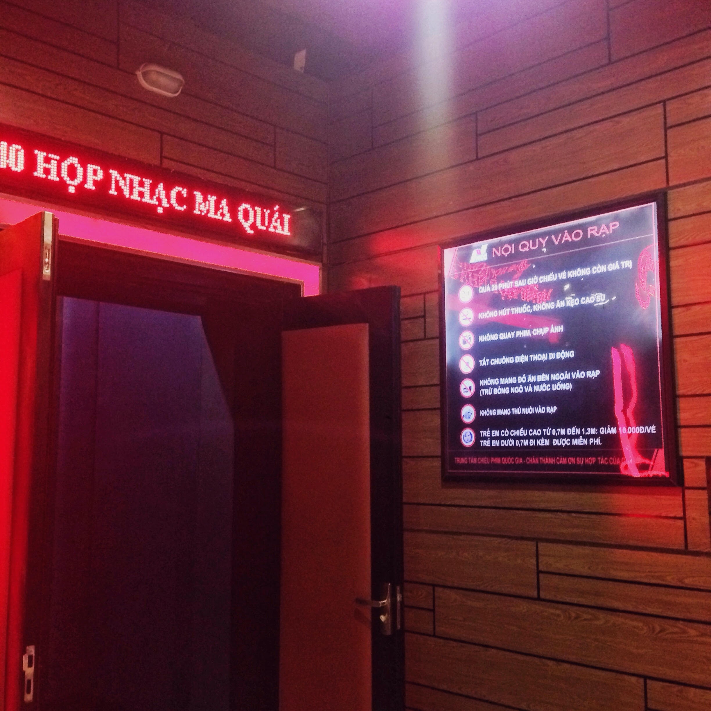 gioi tre ha noi ngo ngac khi biet trong rap chieu phim co gan camera giam sat