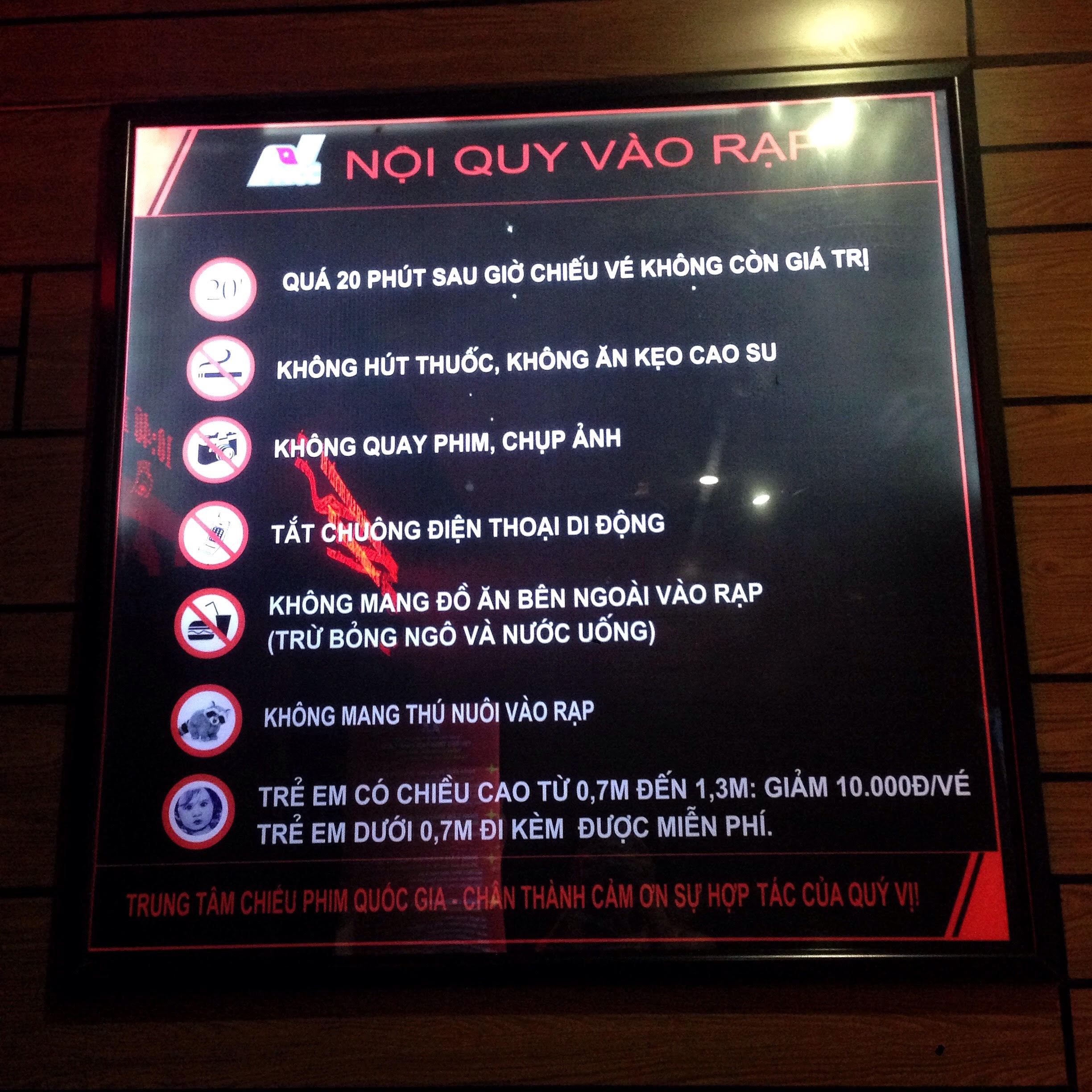gioi tre ha noi ngo ngac khi biet trong rap chieu phim co gan camera giam sat