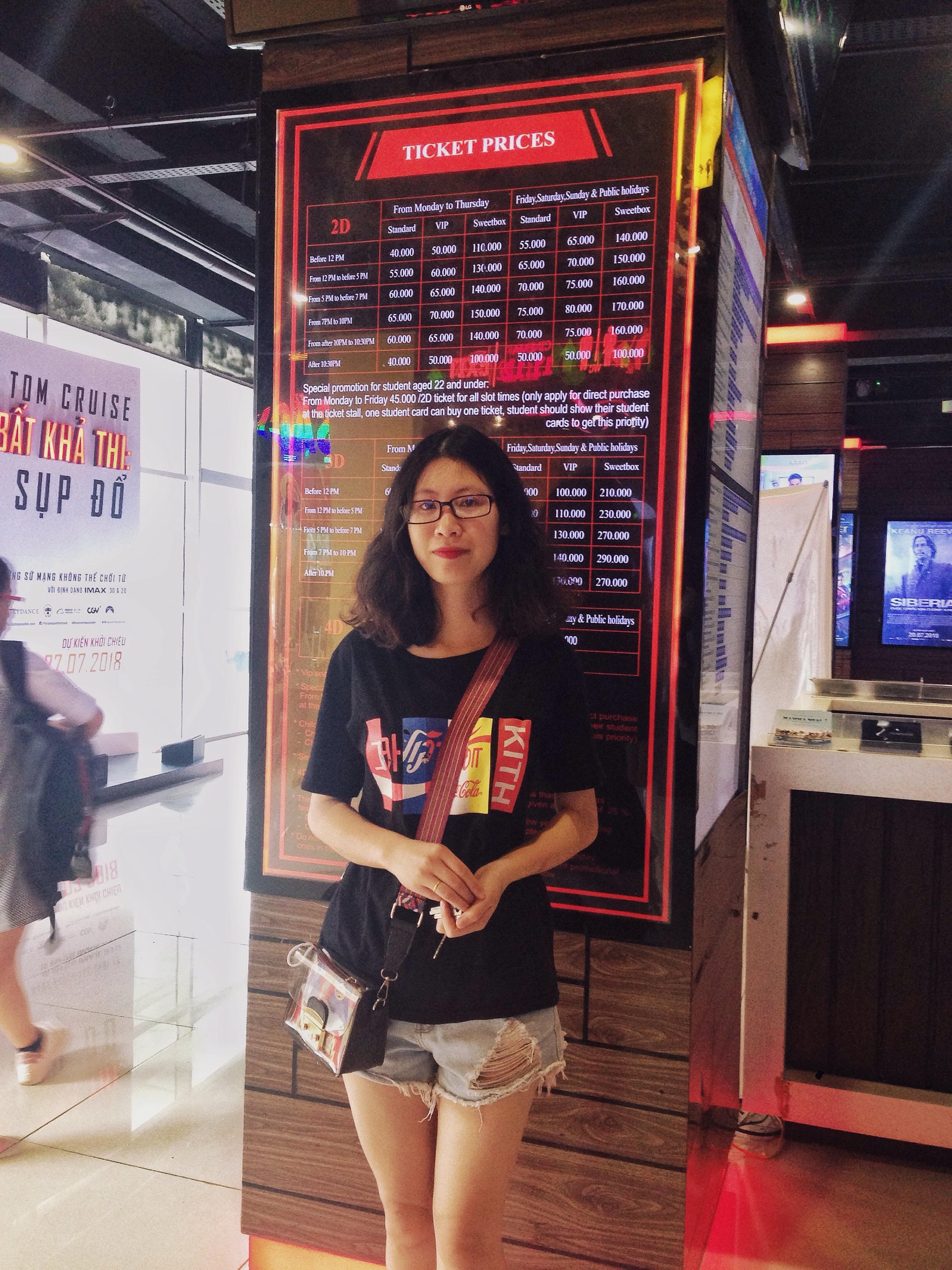 gioi tre ha noi ngo ngac khi biet trong rap chieu phim co gan camera giam sat