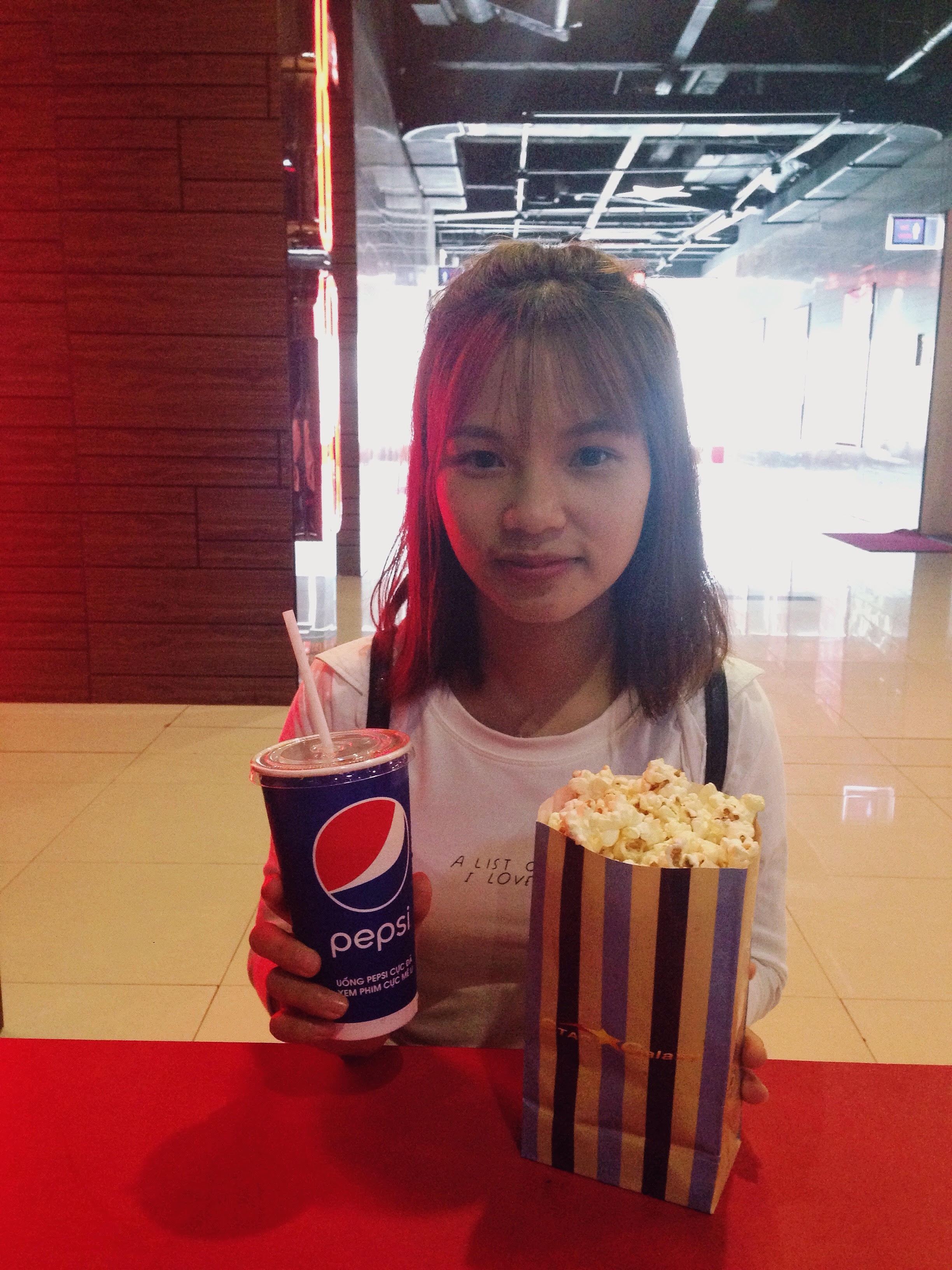 gioi tre ha noi ngo ngac khi biet trong rap chieu phim co gan camera giam sat