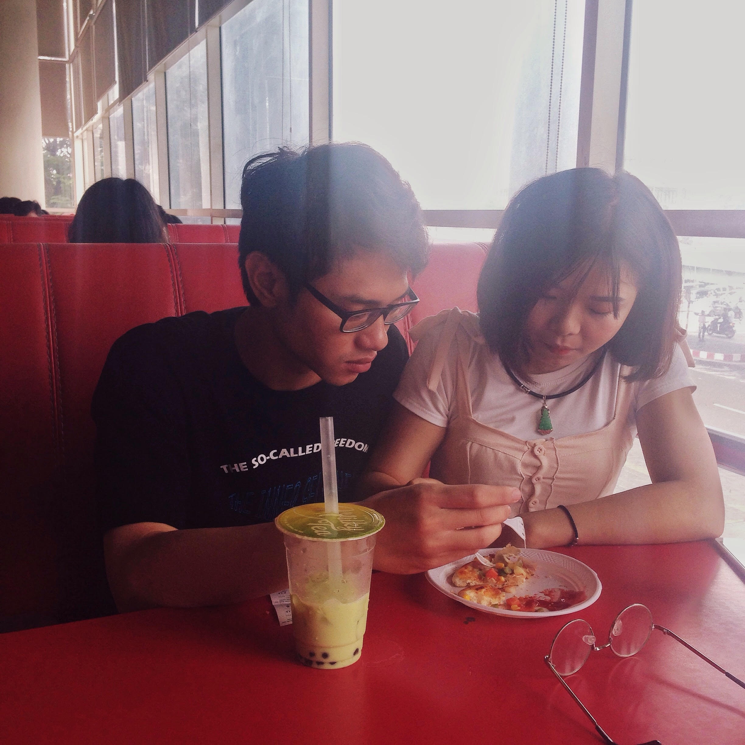 gioi tre ha noi ngo ngac khi biet trong rap chieu phim co gan camera giam sat