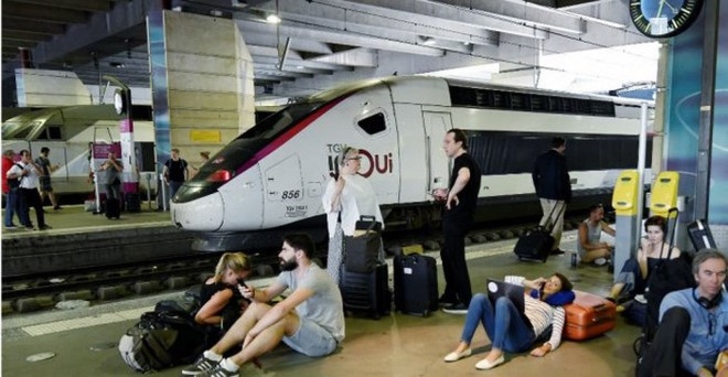 hang tram du khach mac ket vi ga tau dien ngam paris mat dien