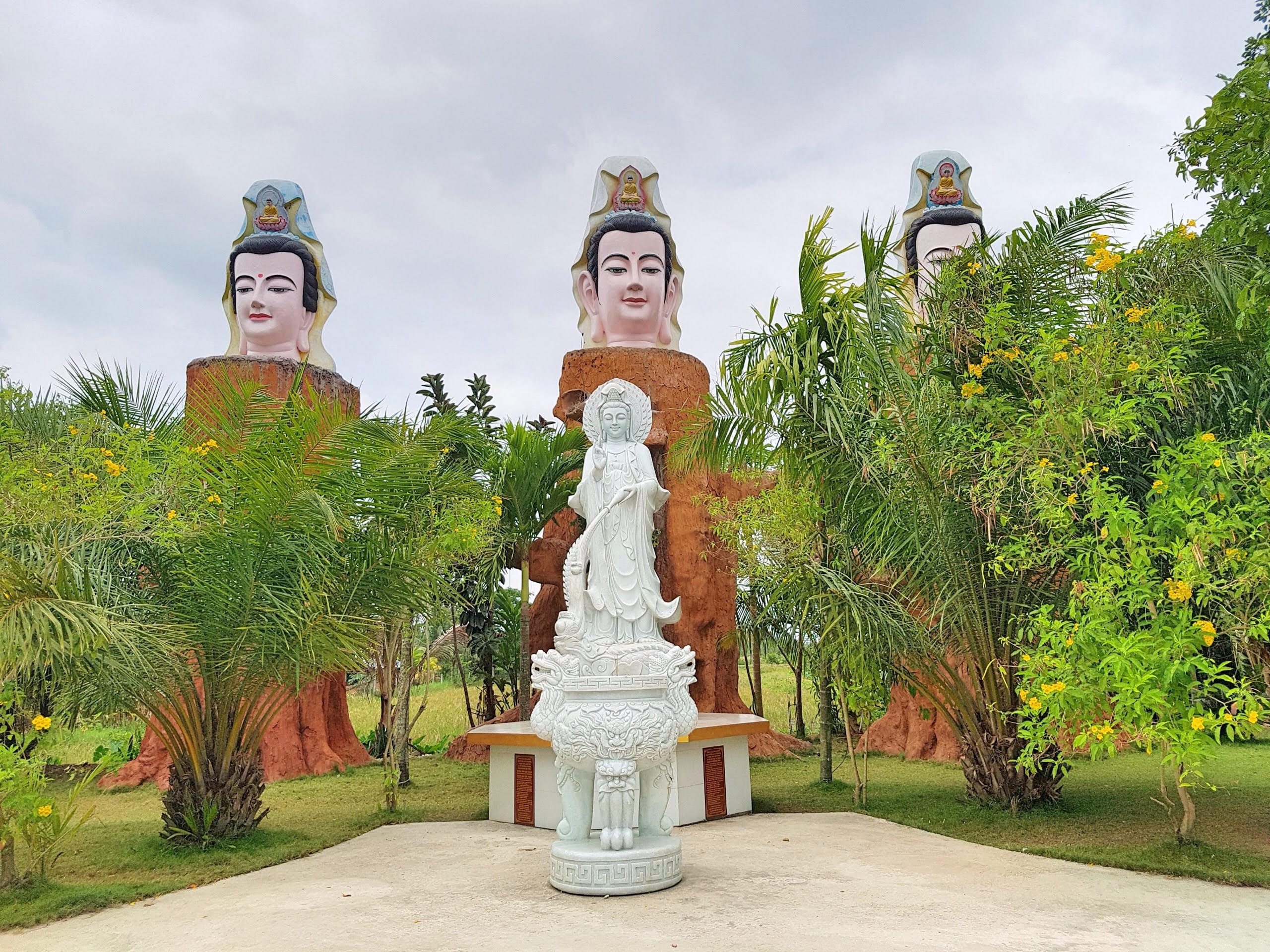ve tham chua phat hoc 2 noi cuu mang nhung manh doi bat hanh mua vu lan