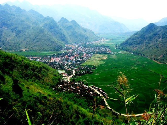 hoa binh manh dat son thuy huu tinh co gi hap dan va thu hut du khach den vay