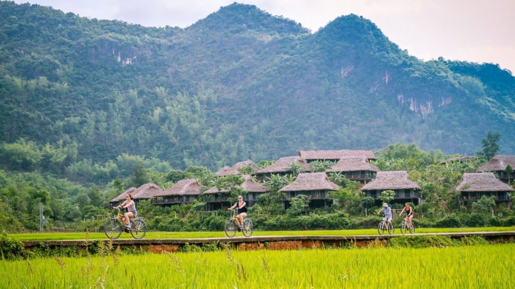 hoa binh manh dat son thuy huu tinh co gi hap dan va thu hut du khach den vay