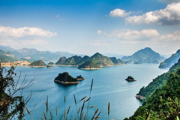 hoa binh manh dat son thuy huu tinh co gi hap dan va thu hut du khach den vay
