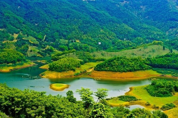 hoa binh manh dat son thuy huu tinh co gi hap dan va thu hut du khach den vay