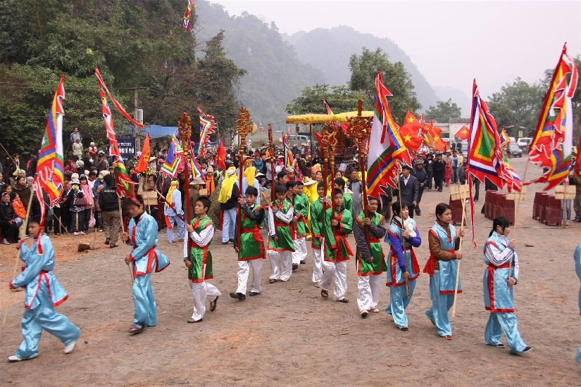 hoa binh manh dat son thuy huu tinh co gi hap dan va thu hut du khach den vay