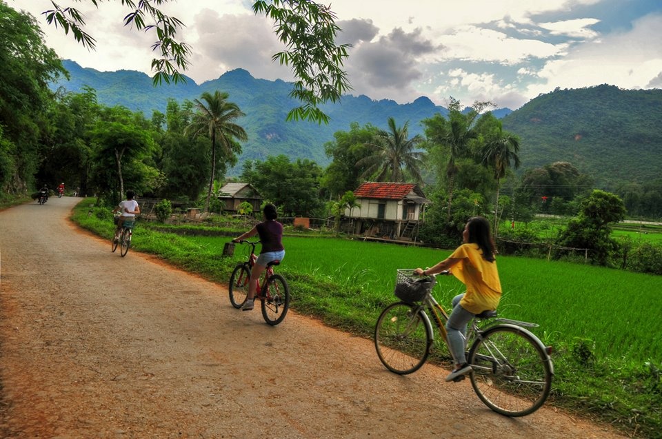 hoa binh manh dat son thuy huu tinh co gi hap dan va thu hut du khach den vay